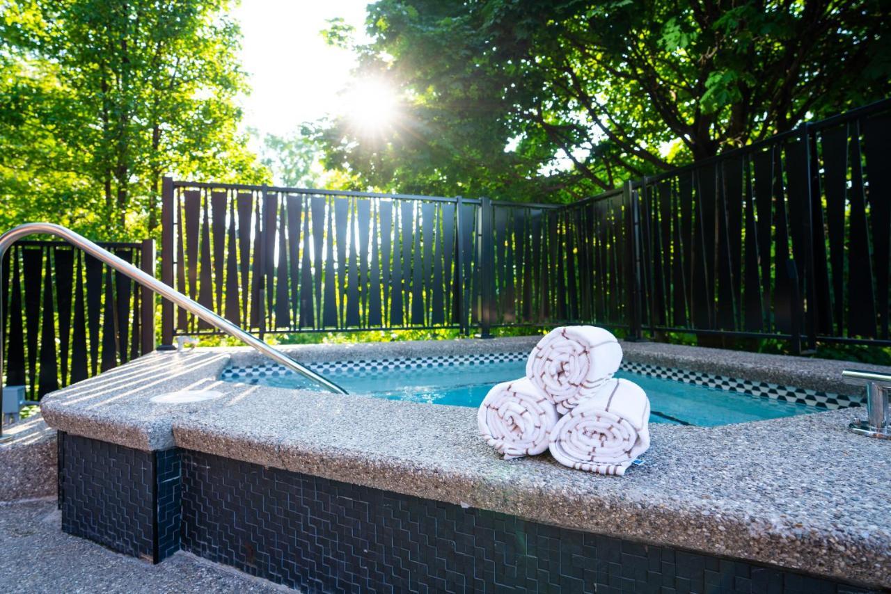 Hotel The Earl In Charlevoix Esterno foto