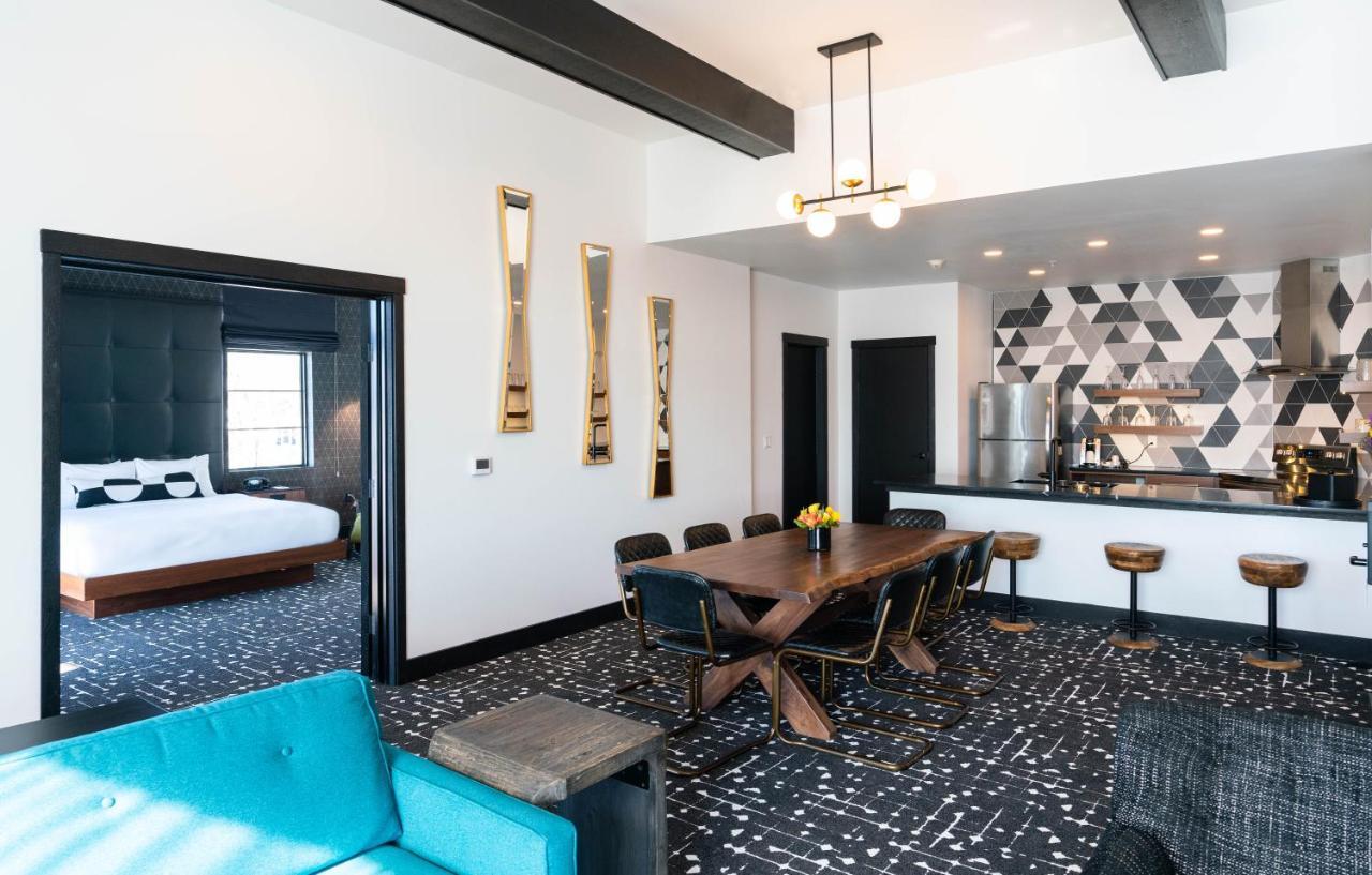 Hotel The Earl In Charlevoix Esterno foto